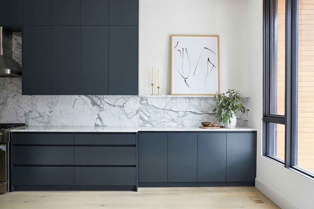 21 Navy Kitchen Ideas That Wont Leave, Dark Blue Kitchen Cabinet Design